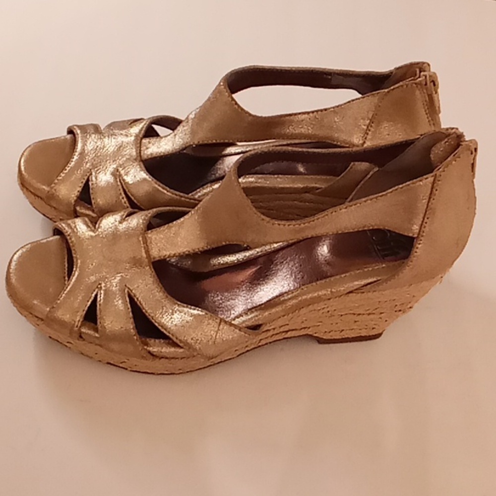 SOFT 7 1/2M Metallic Gold Wedge Sandals beatiful for Easter